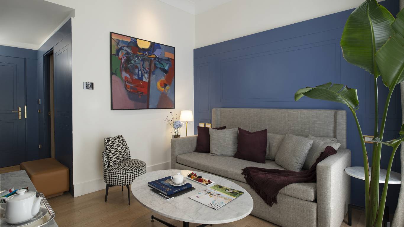 Mansion-Suite-livingroom